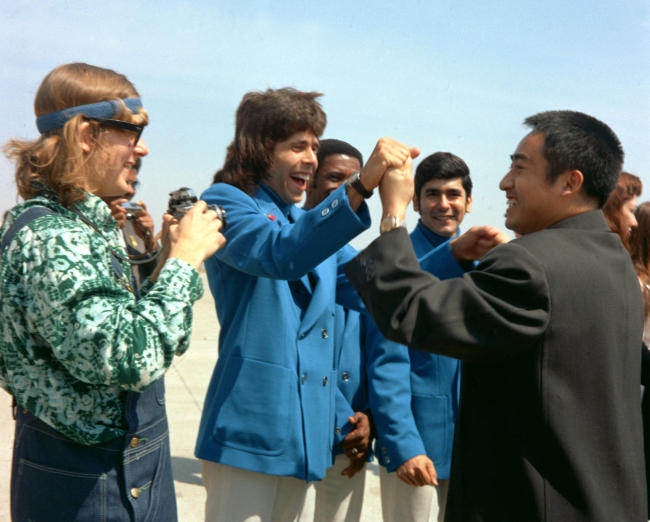 Zhuang Zedong (right) shakes hands with U.S. table tennis player Glenn Cowan in April 1972.   Xinhua-Yonhap News