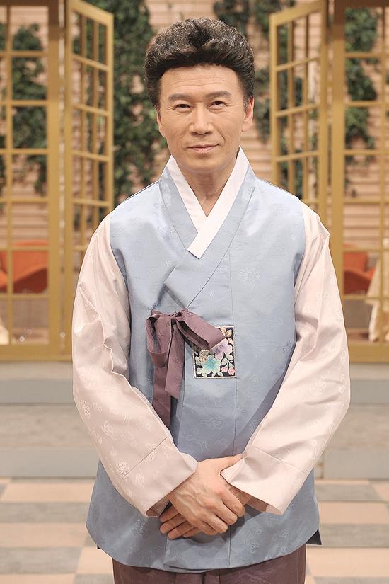 강진(가수)
소속사가 생긴 만큼 믿음을 가지고 열심히 활동하겠다”며 “나와 소속사가 모두 빛날 수 있는 한 해를 만들도록 하겠다”고 덧붙였다. 강진은 마지막으로 “지난 해에도 제 노래를 많이 사랑해주셔서 감사하다. 새해 복 많이 받으시고 올해도 좋은 시선, 따뜻한 시선으로 바라봐 달라”며 “항상 건강하시고 새해에도 제 노래를 많이 따라 불러주셨으면 좋겠다”고 전했다.
