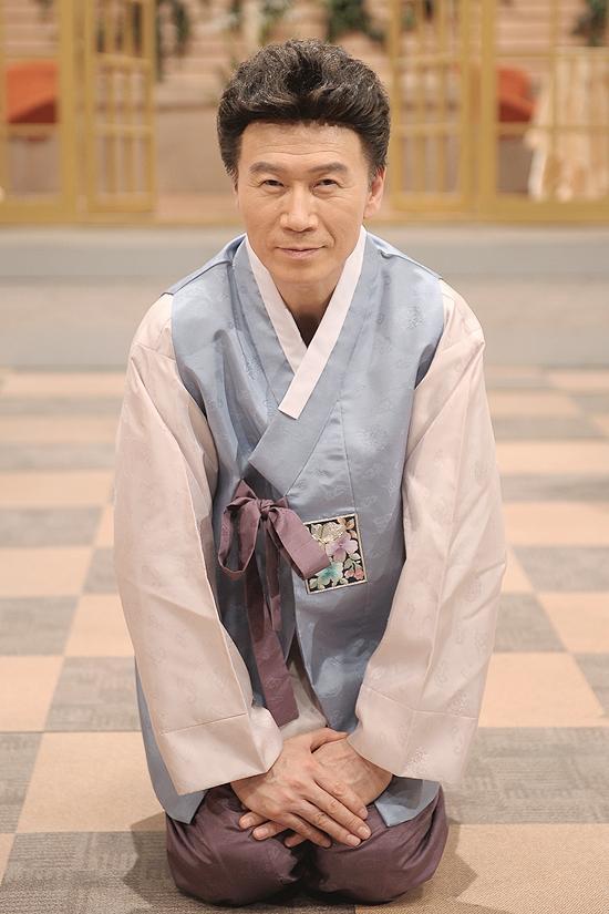 강진(가수)
소속사가 생긴 만큼 믿음을 가지고 열심히 활동하겠다”며 “나와 소속사가 모두 빛날 수 있는 한 해를 만들도록 하겠다”고 덧붙였다. 강진은 마지막으로 “지난 해에도 제 노래를 많이 사랑해주셔서 감사하다. 새해 복 많이 받으시고 올해도 좋은 시선, 따뜻한 시선으로 바라봐 달라”며 “항상 건강하시고 새해에도 제 노래를 많이 따라 불러주셨으면 좋겠다”고 전했다.
