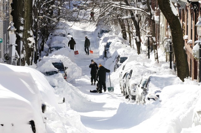 People dig out their cars in Boston on Sunday.   AP-Yonhap News