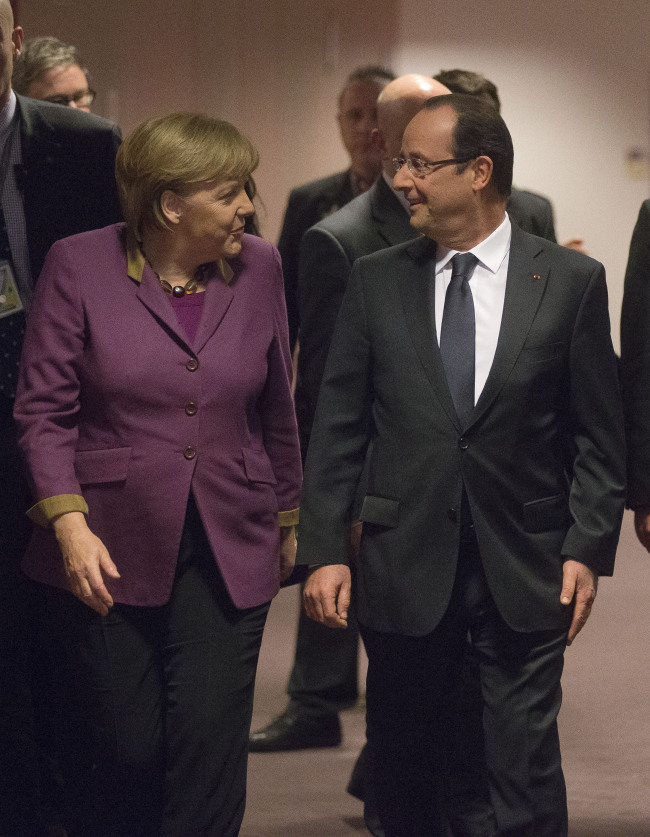 앙겔라 메르켈 (좌측/Angela Merkel/독일총리),프랑수아 올랑드 (Francois Hollande/대통령)
German Chancelor Angela Merkel (left) and French President Francois Hollande arrive for their press conferences at the European Council building in Brussels on Friday.   AP-Yonhap News