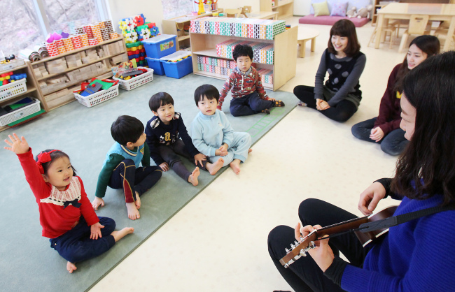 Children play at a day care center run by Kyobo Life Insurance, the first of its kind in the industry, in Jongno, Seoul. Yonhap News