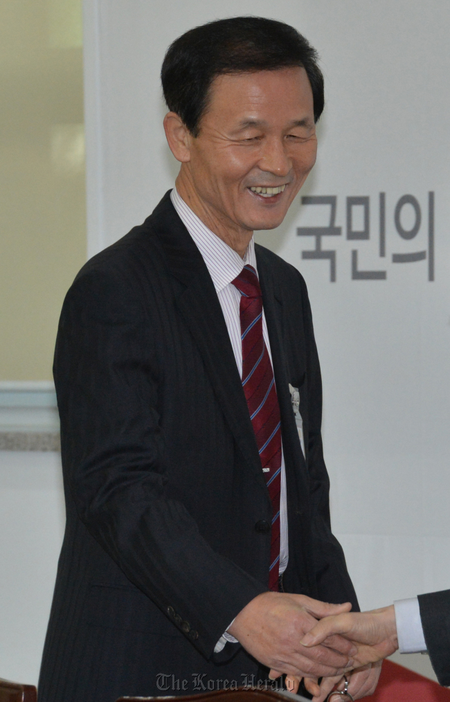 김장수(정당인)
박근혜 정부에서 첫 청와대 국가안보실장을 맡게 된 김장수 대통령직 인수위원회 외교국방통일분과 간사가 8일 서울 삼청동 한국금융연수원 내 대통령직 인수위원회에서 열린 간사단회의에서 미소짓고 있다