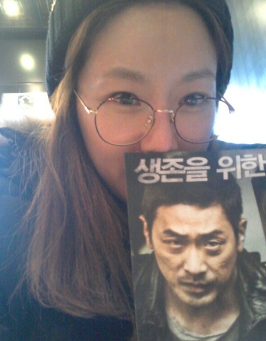 김지혜(방송인)
개그우먼 김지혜가 배우 하정우의 매력에 푹 빠졌다. 김지혜는 11일 자신의 트위터에 “베를린 하정우. 이 아줌마에게도 꿈이 생겼다. 새해 소망 내 인생 목표. 그래 연기를 할거야. 영화를 찍을거야. 그를 만날거야. 그 전에 꿈에라도 나와라”라는 메시지와 함께 한 장의 사진을 게재했다.