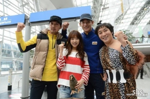 이필모(좌측부터/배우),박보영(배우),정석원(배우),김병만(방송인/개그맨)
SBS ‘정글의 법칙’에 참가했다가 소속사 대표의 SNS 글로 프로그램 진정성 논란을 일으킨 배우 박보영이 11일 뉴질랜드 촬영을 마치고 입국했다.
