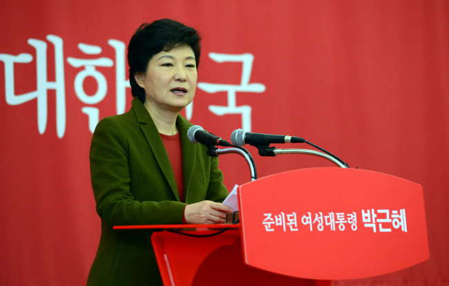 박근헤(정치인/대통령당선인)
Again, as previously stated ...” is an oft-heard phrase at President-elect Park Geun-hye’s transition committee’s press room in Samcheong-dong, Seoul.
More often than not, her spokespersons and aides repeat their earlier statements when requested to expand on the committee’s new decisions whose explanations had been rendered insufficient.