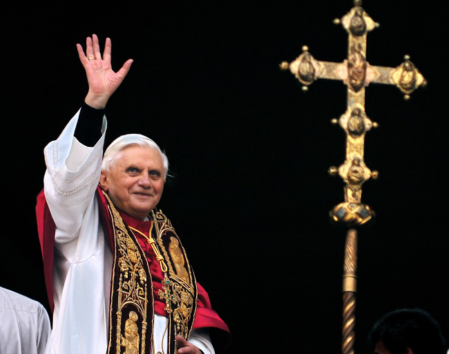 베네딕토 16세 (Benedictus XVI/교황)
Pope Benedict XVI announced Monday he would resign Feb. 28, the first pontiff to do so in nearly 600 years. The decision sets the stage for a conclave to elect a new pope before the end of March.
The 85-year-old pope announced his decision in Latin during a meeting of Vatican cardinals Monday morning.