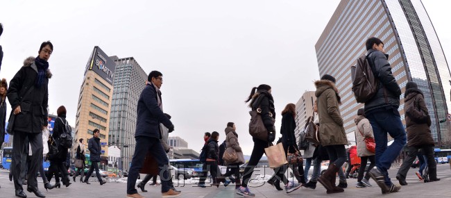 설연휴 후 첫 출근인 12일 오전 광화문네거리에서 많은시민들이 힘찬 발걸음으로 출근길을 서두르고 있다.<br />이상섭 기자 babtong@heraldcorp.com 2013.02.12
설연휴 후 첫 출근인 12일 오전 광화문네거리에서 많은시민들이 힘찬 발걸음으로 출근길을 서두르고 있다.
이상섭 기자 babtong@heraldcorp.com 2013.02.12