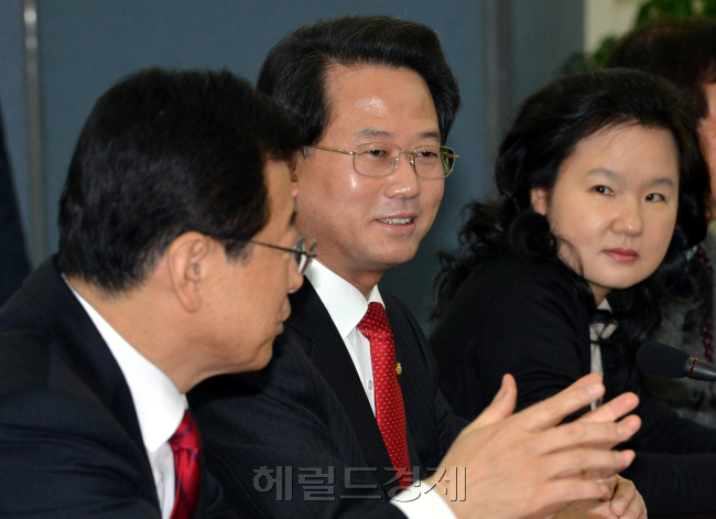 12일 오전 서울 종로구 삼청동 대통령직인수위에서 열린 간사단회의에 앞서 이현재 경제2간사,류성걸 경제1간사,이혜진 법질서사회안전간사가 이야기하고 있다./박해묵기자 mook@ 2013.02.12
12일 오전 서울 종로구 삼청동 대통령직인수위에서 열린 간사단회의에 앞서 이현재 경제2간사,류성걸 경제1간사,이혜진 법질서사회안전간사가 이야기하고 있다./박해묵기자 mook@ 2013.02.12