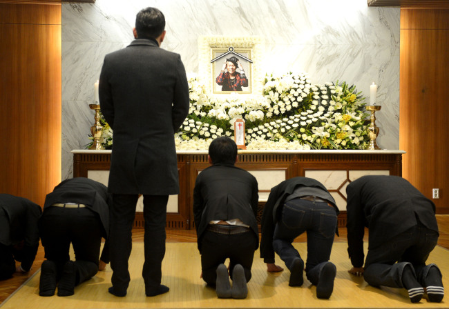 임윤택(가수/울랄라세션)
<YONHAP PHOTO-0283> 故 임윤택 빈소의 조문객 (서울 사진공동취재단 = 연합뉴스) 그룹 울랄라세션의 리더 임윤택이 11일 위암으로 별세했다. 12일 오전 빈소가 마련된 서울 서대문구 연세대학교 세브란스 병원 장례식장에서 조문객들의 발길이 이어지고 있다. 2013.2.12 photo@yna.co.kr/2013-02-12 07:01:18/ <저작권자 ⓒ 1980-2013 ㈜연합뉴스. 무단 전재 재배포 금지.>