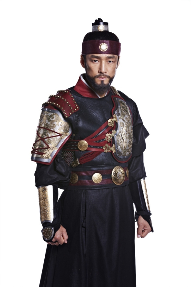 지진희(배우)
사극에서 왕은 현실을 반영하는 거울이다. 사극의 왕을 과거의 모습 그대로 보려고 하지 않는다. 현대 지도자와 비교해 볼 수 있다. 대선이 끝나고 ‘박근혜 정부’가 오는 25일 출범하지만 여전히 정치과잉이다. 지상파나 종편 모두 시사물에 차기 정부의 정치를 단골 의제로 삼고 있다.