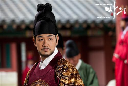 한상진(배우)
사극에서 왕은 현실을 반영하는 거울이다. 사극의 왕을 과거의 모습 그대로 보려고 하지 않는다. 현대 지도자와 비교해 볼 수 있다. 대선이 끝나고 ‘박근혜 정부’가 오는 25일 출범하지만 여전히 정치과잉이다. 지상파나 종편 모두 시사물에 차기 정부의 정치를 단골 의제로 삼고 있다.