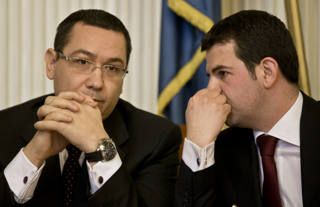 빅터폰다(좌측/Victor Ponta/정치인),데니얼콘스탠틴(Daniel Constantin/정치인)
Romanian agriculture minister Daniel Constantin (right) and Romanian premier Victor Ponta attend a press conference at the ministry headquarters in Bucharest, Romania, Monday.   AP-Yonhap News