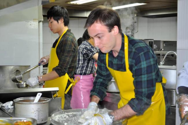 PLUR volunteers help at a soup kitchen in Seoul.   PLUR