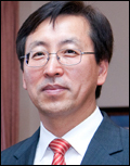 서정하(공무원/국제관계자문대사)
얼마 전 미국의 광고마케팅 전문가인 패트릭 핸런(Patrick Hanlon)은 미국 경제전문지 포브스에 기고한 글에서 “한국의 국가 브랜드가 김치와 북한과 대치해 있는 국가”로 국한되어 있다는 지적을 하면서 우리나라의 국가 브랜드 강화를 서둘러야 한다고 주장했다.