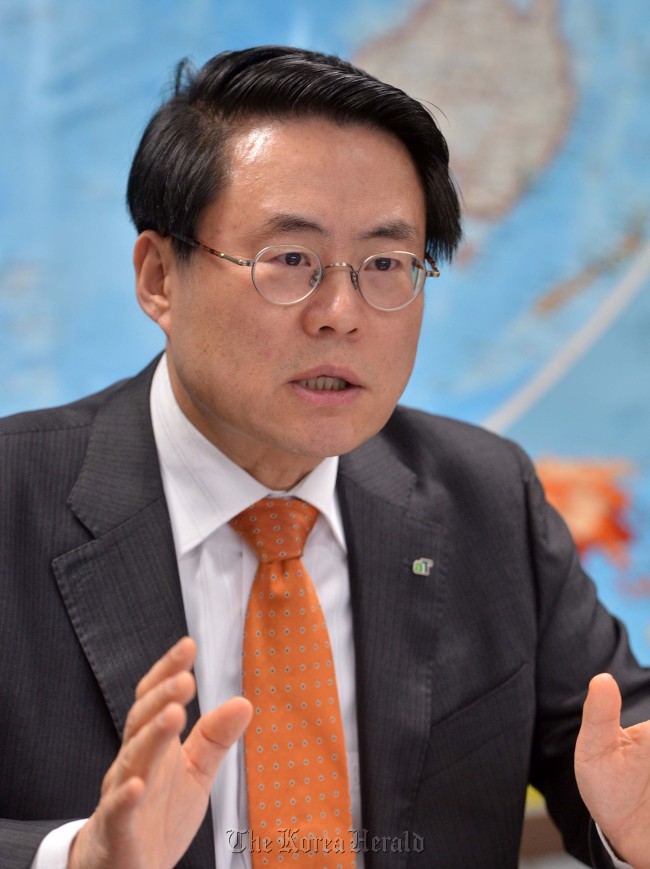 김재수 농수산식품유통공사사장 인터뷰<br />이상섭 기자. babtong@heraldcorp.com 2013.02.06
aT CEO Kim Jae-soo   Lee Sang-sub/The Korea Herald
aT CEO Kim Jae-soo   Lee Sang-sub/The Korea Herald
aT CEO Kim Jae-soo   Lee Sang-sub/The Korea Herald
Kim Jae-soo
● Born in North Gyeongsang Province
● Graduated from Kyungpook National University with a major in economics
● Received a master’s degree from the Graduate School of Public Administration at Seoul National University
● Served as the vice minister of the Ministry for Food, Agriculture, Forestry and Fisheries and head of the Rural Development Administration
aT CEO Kim Jae-soo.   Lee Sang-sub/The Korea Herald.
Kim Jae-soo
● Born in North Gyeongsang Province
● Graduated from Kyungpook National University with a major in economics
● Received a master’s degree from the Graduate School of Public Administration at Seoul National University
● Served as the vice minister of the Ministry for Food, Agriculture, Forestry and Fisheries and head of the Rural Development Administration