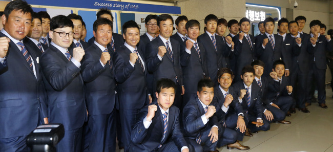 Korea’s World Baseball Classic players pose for photos at Incheon International Airport on Tuesday, before leaving for Taiwan to set up their training camp ahead of the WBC.    Yonhap News
