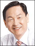 김상곤(교육감)
과천고, 과천여고, 과천중앙고의 희망 학생들은 과천고에서 ‘로봇기초’를 배운다. 학교 벽 넘어 다른 학교의 좋은 수업을 듣는 ‘교육과정 클러스터’가 올해 크게 확대된다. 경기도교육청(교육감 김상곤·사진)은 12일, 2013년 ‘교육과정 클러스터’ 운영교로 9개 권역 22개 일반고를 최종 선정했다고 밝혔다.