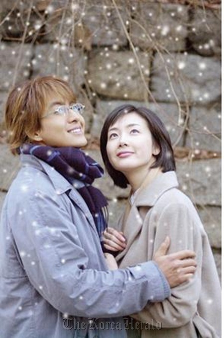 배용준(좌측/배우),최지우(배우)
In 1998, a group of entertainment insiders gathered at the French vacation spot of Cannes to attend Midem, an international entertainment market. About 20 groups from the local cultural content market participated.