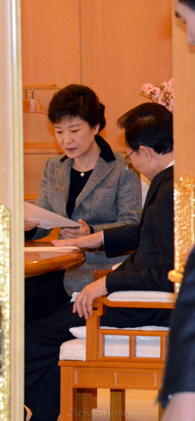 President Lee Myung-bak and President-elect Park Geun-hye hold an emergency meeting over North Korea’s nuclear test at Cheong Wa Dae on Tuesday.   Chung Hee-cho/The Korea Herald