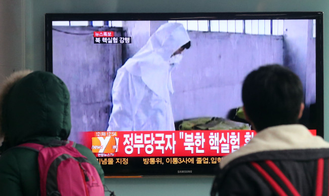 <YONHAP PHOTO-0751> 뉴스특보 시청하는 시민 (서울=연합뉴스) 최재구 기자 = 정부는 12일 오전 북한 함경북도 길주군에서 규모 5.1의 인공지진이 관측된 것과 관련해 북한이 제3차 핵실험을 강행했을 것으로 잠정 결론을 내린 것으로 알려졌다. 12일 서울역 대합실에서 시민이 핵실험과 관련한 뉴스특보를 시청하고 있다. jjaeck9@yna.co.kr/2013-02-12 13:31:05/ <저작권자 ⓒ 1980-2013 ㈜연합뉴스. 무단 전재 재배포 금지.>
Citizens watch breaking news of North Korea’s third nuclear test, at Seoul Station, Tuesday.   Yonhap News