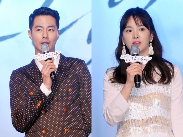 조인성(좌측/배우),송혜교(배우)
김규태 감독이 SBS 새 수목드라마 ‘그 겨울, 바람이 분다’의 주연배우 조인성과 송혜교의 연기를 극찬했다. 김규태 감독은 2월 12일 오후 서울 SBS 목동에서 열린 새 수목드라마 ‘그 겨울, 바람이 분다’(극본 노희경, 연출 김규태) 기자단 특별사전시사회에 참석했다.