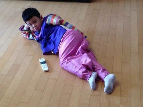 윤후(윤민수아들)
국민 아들로 급부상하고 있는 윤민수의 아들 윤후가 나이에 맞지 않는 포즈를 취한 사진이 공개돼 화제다