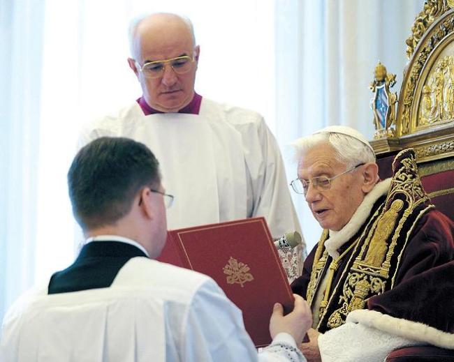 베네딕토 16세 (Benedictus XVI/교황)
Pope Benedict XVI (right) delivers his message assisted by his aide Franco Camaldo (top) during a meeting of Vatican cardinals at the Vatican on Monday. (AP-Yonhap News)