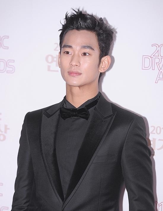 김수현(배우)
배우 김수현 측이 영화 ‘타짜2’ 출연설과 관련해 입장을 내놨다.
김수현의 소속사 키이스트 관계자는 2월 13일 본지와의 전화통화에서 “‘타짜2’와 관련해서는 아직 시나리오도 받지 않았다”라고 밝혔다.
이 관계자는 “김수현은 현재 드라마와 영화 등 다수의 작품에 출연 제의를 받고 있다. ‘타짜’도 제안을 받은 작품 중 하나일 뿐이다”라고 전했다.