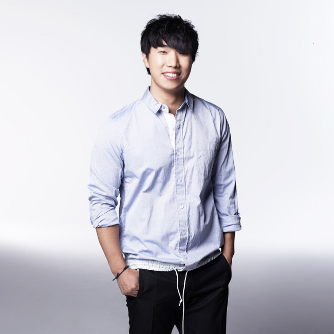 김진호(가수/SG워너비)
SG워너비의 김진호가 자신의 첫 솔로 앨범에 故채동하를 추억하는 곡을 담아 눈길을 끈다.
오는 14일 첫 솔로 정규앨범 ‘오늘- 당신의 외로움과 함께이고 싶습니다’ 발매를 앞두고 있는 김진호는 SG워너비의 원년멤버였던 故채동하에 대한 그리움을 표현한 곡 ‘안개꽃’을 수록했다.