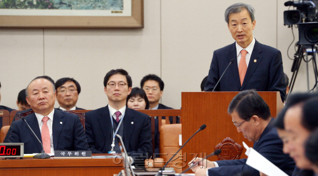 13일 국회에서 열린 외교통상통일위원회 전체회의에서 류우익 통일부장관과 안호영 외교통상부 차관이 북한 핵실험 관련 답변을 하고 있다. 박현구 기자phko@heraldcorp
국회 외교통상통일위원회는 13일 전체회의를 열어 북한의 3차 핵실험을 규탄하는 결의안을 채택하려 했으나 무산됐다. 새누리당은 ‘핵폐기’를, 야당은 ‘남북관계 개선’을 우선적으로 주문, 합의하지 못했다.  박현구 기자/phko@heraldcorp.com