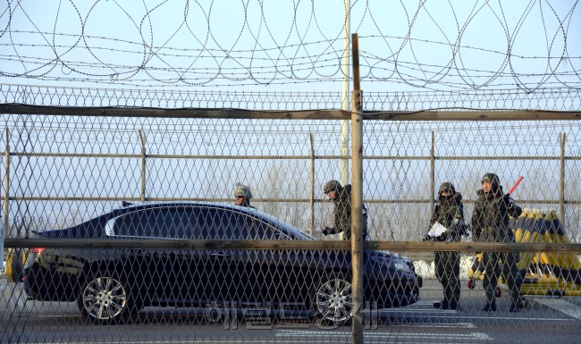 South Korean soldiers inspect a vehicle at Tongil Bridge in Paju, Gyeonggi Province, Wednesday, a day after the North’s third nuclear test.
Park Hae-mook/The Korea Herald
