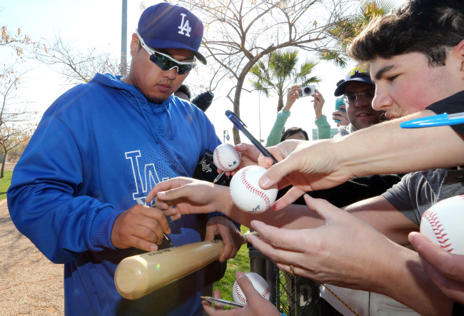 류현진(야구선수)
Dodgers pitcher Ryu Hyun-jin signs autographs during spring training in Glendale, Arizona, Tuesday.   Yonhap News