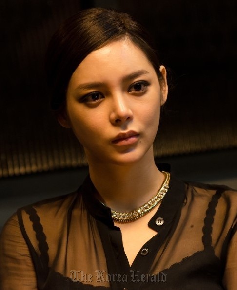 박시연(배우)
Popular actress Park Si-yeon is being investigated for the illegal use of the drug propofol, a type of anesthetic, after three other actresses were investigated on the same charge last month. The drug is classified as a psychotropic medicine in Korea.