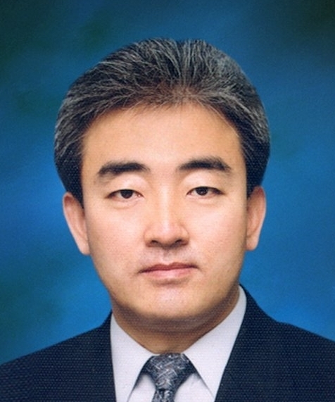 유진룡(교수)
대통령직인수위원회가 문화체육관광부장관에 유진룡(57) 가톨릭대학교 한류대학원장을 내정했다.
인수위는 13일 서울 삼청동 인수위에서 기자회견장에서 있었던 브리핑을 통해 박근혜 정부의 2차 주요 인선에 대해 발표했다