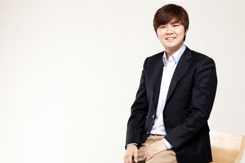 한성호(기업인/FNC엔터대표)
“한국의 아이돌은 어릴 적부터 각종 트레이닝을 잘 받고 있는 데 비해, 밴드 시장은 일본처럼 다양하지도 않고 대중화돼 있지도 않잖아요. 스타성을 겸비한 친구들을 뽑아서 밴드를 하면 승산이 있겠다 싶었죠.”
2007년 록밴드 FT아일랜드를 시작으로 2010년 씨엔블루, 2O12년 주니엘과 AOA까지 데뷔시킨 한성호(40) FNC엔터테인먼트 대표는 한국 밴드음악의 가능성을 입증한 산증인이다