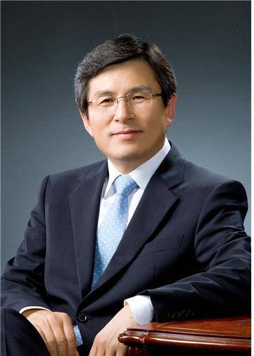 황교안(변호사)
박근혜 정부의 첫 법무부 장관에는 대표적 ‘공안통’ 검사인 황교안 전 부산고검장이 내정됐다. 노무현 정부시절 청와대와의 갈등으로 검사장 승진에서 누락됐던 이력도 눈에 띈다.
황 내정자는 서울 출신으로 경기고와 성균관대학교 대학원을 졸업하고 사시 23회(연수원 13기) 출신이다. 청주지검 검사로 출발, 대검 공안 3·1과장과 서울지검 공안 2부장, 서울중앙지검 2차장을 역임하는 등 대표적 공안통 검사로 분류된다.