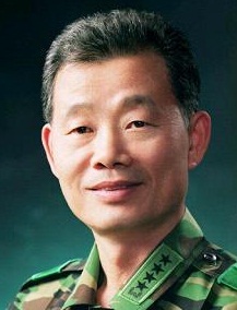 김병관(전육군)
박근혜 정부 초대 국방부 장관으로 내정된 김병관(65) 전 한미연합사 부사령관은 1군 사령관, 7군단장, 합동참모본부 전력기획부장, 2사단장, 육군대학 교수부장 등을 역임한 정통 군 출신 인사다.