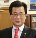 이시종(도지사)
이시종<사진> 충북지사는 13일 진천군을 방문해 “다양한 경쟁력과 기반을 갖추고 있는 진천이 중부권 발전의 핵심도시로 도약할 수 있도록 지원하겠다”고 밝혔다.
이 지사는 또 “진천은 예로부터 ‘생거진천’ 이라는 명성을 얻을 만큼 살기 좋은 지역으로 국토의 중심에 위치해 접근성이 좋으며, 혁신도시 건설과 산업단지 조성 등 많은 기업이 입주할 수 있는 좋은 여건도 갖추고 있다”고 덧붙였다.