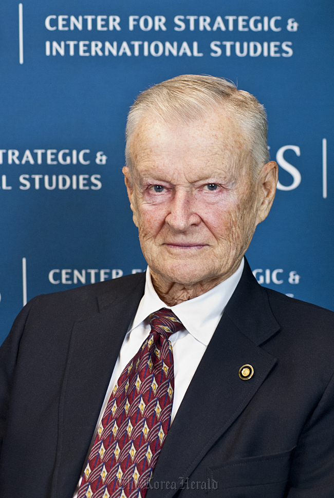 즈비그뉴 브레진스키(Zbigniew Kazimierz Brzezinski/교수)
Zbigniew Brzezinski, former top U.S. security official, on Wednesday advised the incoming Park Geun-hye government to strengthen trilateral security ties with Washington and Tokyo to cope with the escalating nuclear threat from North Korea.