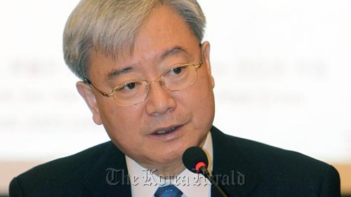 김석동(정무직공무원)
Financial Services Commission chairman Kim Seok-dong has tendered his resignation to Cheong Wa Dae, the FSC said Wednesday.
