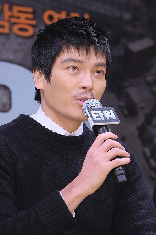 김성오(배우)
배우 김성오가 오랜 연인과 결별한 사실이 뒤늦게 알려졌다.
김성오의 소속사 마스크엔터테인먼트 관계자는 2월 13일 본지와의 전화통화에서 “여자친구와 헤어진 지는 2년 정도 지났다. 오래전 일인데 뒤늦게 기사화돼서 당황스럽다”고 밝혔다.