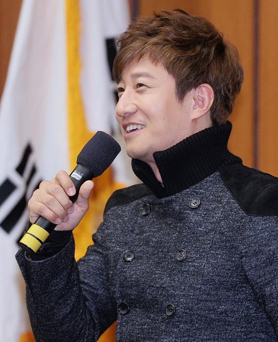 이훈(배우)
탤런트 이훈이 KBS2 일일드라마 ‘일말의 순정’에 출연하는 소감을 전했다.
이훈은 2월 13일 오후 서울 여의도 KBS 신관 국제회의실에서 열린 ‘일말의 순정’ 제작발표회에 참석해 “데뷔 20년 만에 처음으로 KBS에서 연기를 하는 것 같다”며 “처음 내게 이 작품이 들어왔을 때 배우 이름조차 없었다. 그냥 남자3 역이었다”고 너스레를 떨었다.