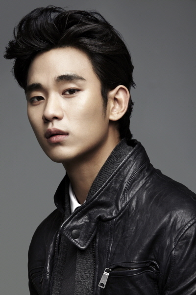 김수현(배우)
배우 김수현이 ‘타짜2’ 출연설의 해명에 나섰다.
13일 김수현 소속사 키이스트는 “김수현씨가 영화 촬영 중이라 스케줄을 체크하는 정도로 연락을 받았다”며 “‘타짜2’에 출연한다고 말할 수 없다”고 밝혔다.