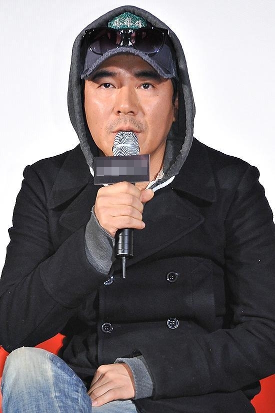 김지운(영화감독)
영화 ‘라스트 스탠드’의 김지운 감독이 자신의 영화에 대해 많은 관심과 사랑을 가져줄 것을 부탁했다.
김지운 감독은 2월 13일 오후 서울 성동구 행당동의 CGV 왕십리에서 열린 ‘라스트 스탠드’ 언론시사회에 참석했다.