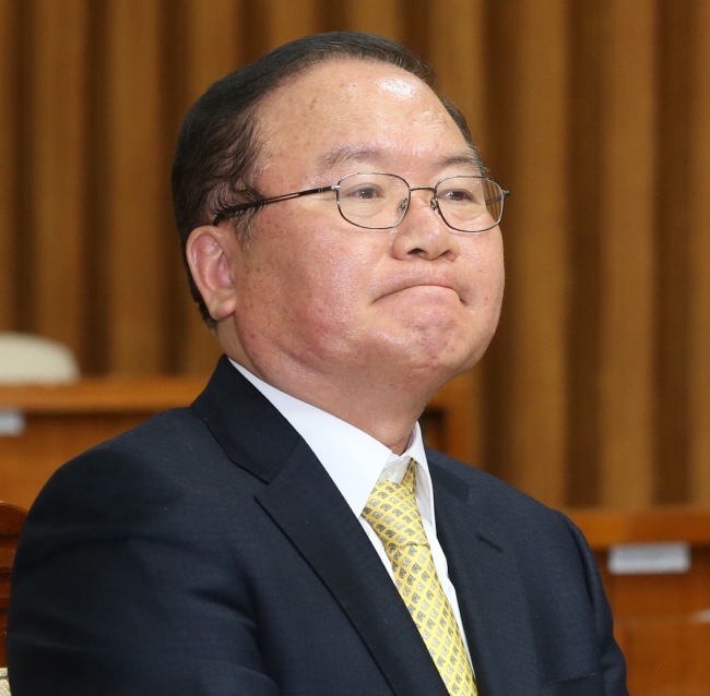 이동흡(정무직공무원)
The nominee for Constitutional Court chief resigned under pressure Wednesday following allegations of a string of ethical lapses, including tax evasion and property speculation.