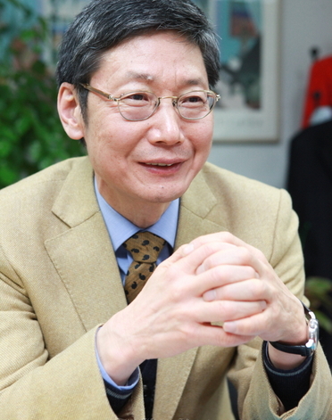 유필화(교수)
The SKK Graduate School of Business at Sungkyunkwan University has recently improved its standing sharply in an authoritative global ranking of business schools.
Its dean, Yoo Pil-hwa, attributed the achievement to its innovative programs, highly globalized curriculum and staff, and competitive graduates.