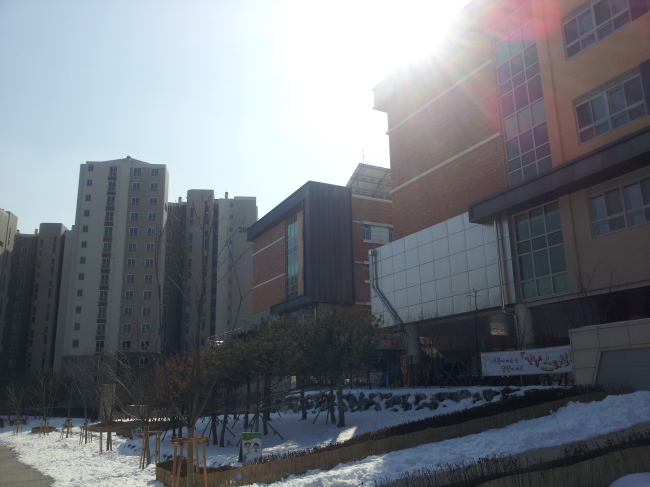 혁신도시 이주 수요와 혁신학교 입학 수요로 인해 지방 부동산 시장에 매기가 살아나고 전셋값도 상승하는 등 변화가 나타나고 있다. 사진은 서울 강남의 한 혁신초등학교 인근에 신축중인 아파트 단지 전경.