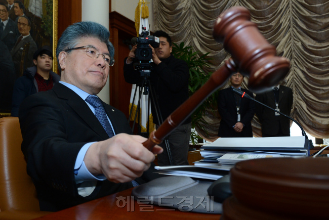 김중수 한국은행 총재가 11일 오전 서울 중구 소공동 한국은행 본점에서 금융통화위원회를 주재하고 있다.<br />정희조 기자/checho@heraldcorp.com 130214
김중수 한국은행 총재가 11일 오전 서울 중구 소공동 한국은행 본점에서 금융통화위원회를 주재하고 있다.
정희조 기자/checho@heraldcorp.com 130214
김중수 한국은행 총재가 14일 서울 남대문로 한국은행에서 통화정책 방향을 결정하기 위한 금융통화위원회 회의를 주재하고 있다.
정희조 기자/checho@heraldcorp.com