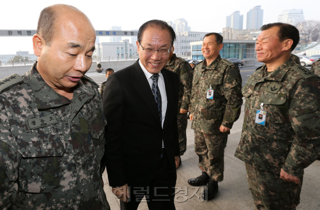 새누리당 황우여 대표최고위원이 14일 오전 서울 용산 합동참모본부를 방문해 정승조 합참의장의 영접을 받으며 안보최고위원회의를 위해 이동하고 있다.박현구 기자phko@heraldcorp.com
새누리당 황우여 대표최고위원이 14일 오전 서울 용산 합동참모본부를 방문해 정승조 합참의장의 영접을 받으며 안보최고위원회의를 위해 이동하고 있다.박현구 기자phko@heraldcorp.com